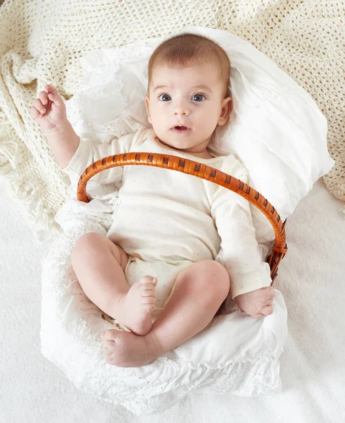 Babyporträt liegt auf weißem Handtuch im Bett — Stockfoto