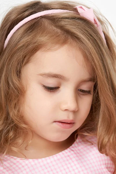 Bedårande liten flicka ansikte närbild barnporträtt — Stockfoto