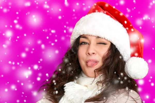 Ragazza in Babbo Natale ritratto su sfondo di colore rosa, concetto di festa di Natale, felice ed emozioni — Foto Stock