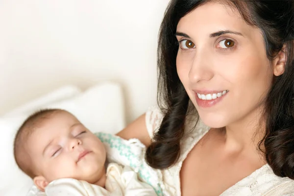 Mãe com bebê adormecido retrato, conceito de maternidade feliz — Fotografia de Stock