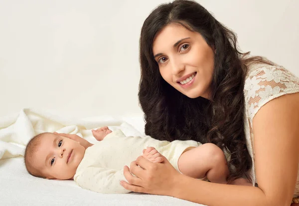 Mãe com retrato de bebê, conceito de maternidade feliz — Fotografia de Stock