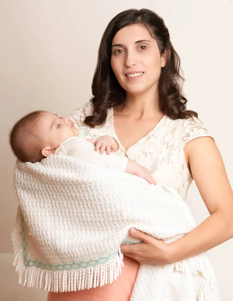 Mother with sleeping baby portrait, happy maternity concept, yellow toned — Stock Photo, Image