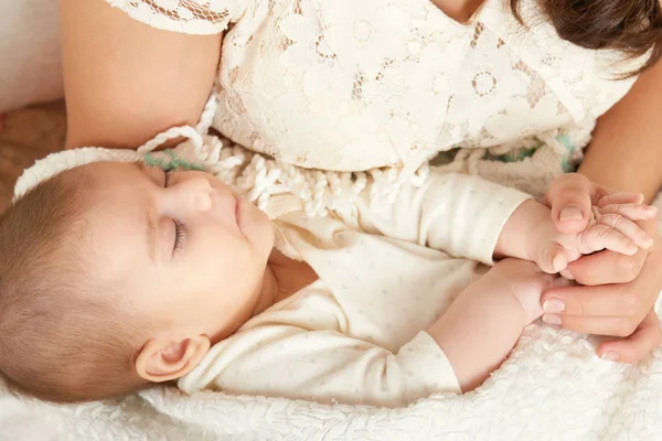 Schlafendes Babyporträt in der Hand der Mutter, glückliche Mutterschaft und Kindheitskonzept — Stockfoto