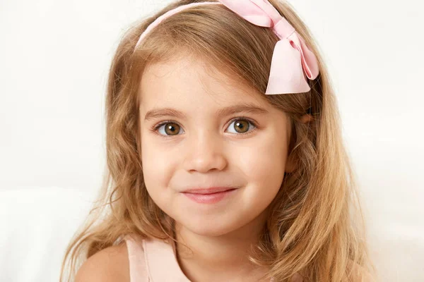 Bedårande liten flicka ansikte närbild barnporträtt — Stockfoto