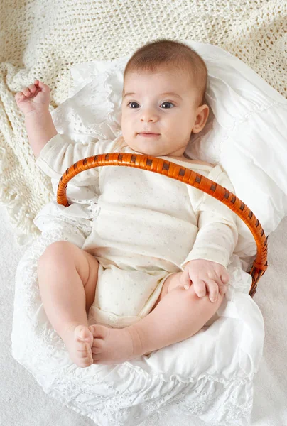 Baby portrait lie on white towel in bed — Stock Photo, Image