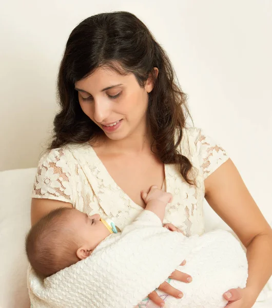 手の肖像画、幸せなマタニティ概念の赤ちゃんと母親 — ストック写真