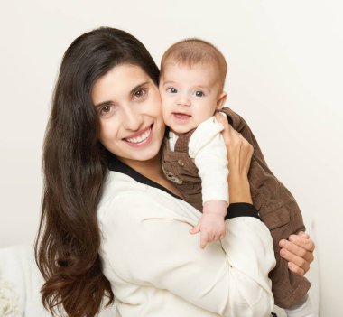 Anne bebek ve oyun, beyaz arka planda, mutlu aile portresi yükselterek sarı tonda