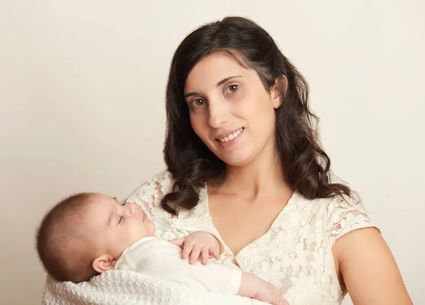 Mãe com bebê adormecido retrato, conceito de maternidade feliz, amarelo tonificado — Fotografia de Stock