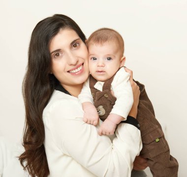 Anne ve bebek, beyaz arka plan üzerinde mutlu aile portresi