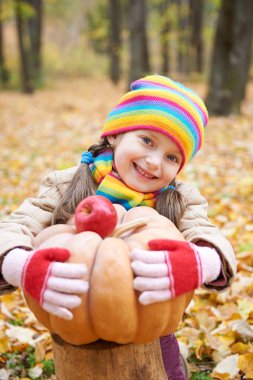 kabak ve elma ile sonbahar ormandaki kız çocuğu, güzel manzara modunda düşen sarı yapraklar ile sezon