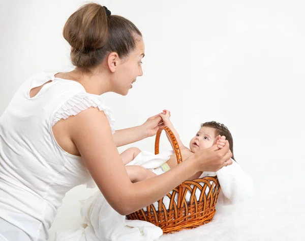 白いタオルを家族概念のバスケットの赤ちゃんと話を母 — ストック写真