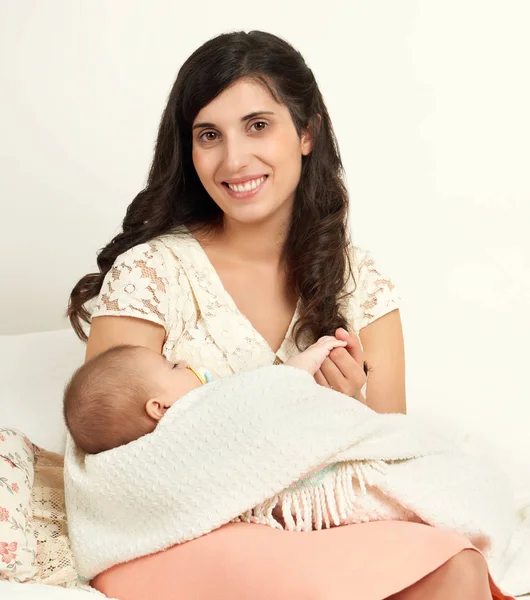 Mãe com retrato de bebê, conceito de maternidade feliz — Fotografia de Stock