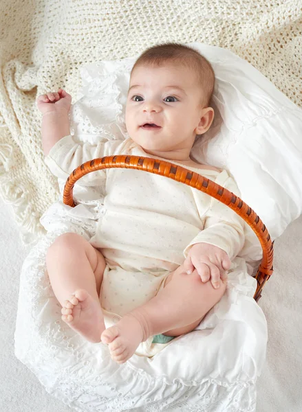 Baby portrait lie on white towel in bed — Stock Photo, Image