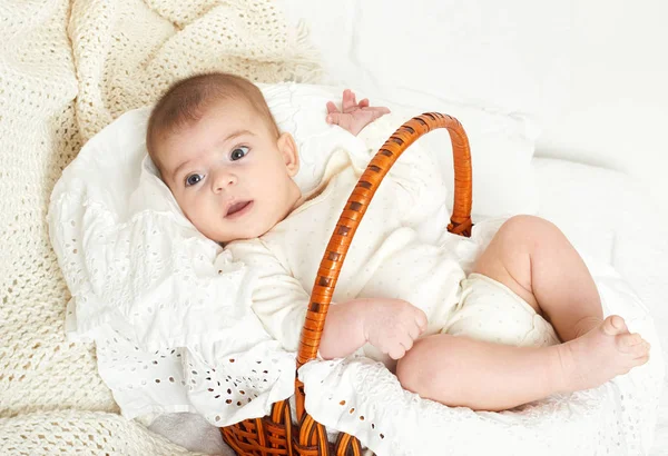 Baby portrait lie on white towel in bed, yellow toned — Stock Photo, Image