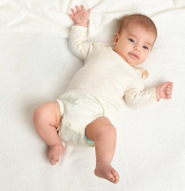 Bebek yalan üzerine beyaz havlu yatakta Üstten Görünüm