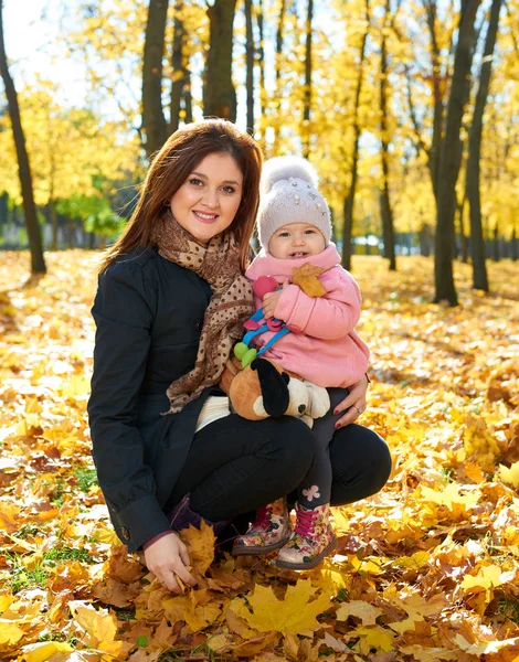 Mujer con niña en el parque de la ciudad de Fall, familia feliz —  Fotos de Stock