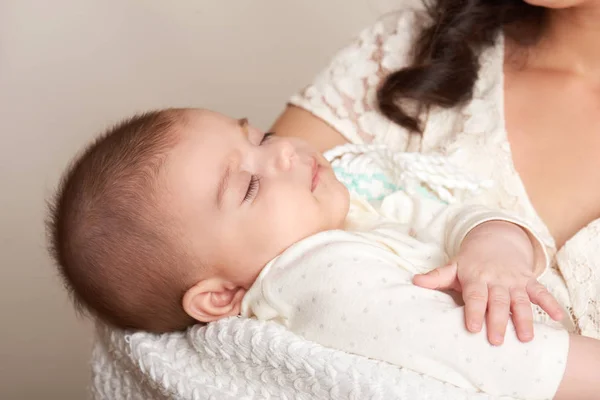 Anne ile uyuyan bebek portre, mutlu annelik kavramı, sarı tonda — Stok fotoğraf