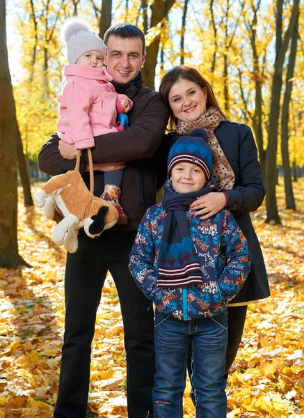 Famiglia nel parco urbano autunnale, genitori e bambini — Foto Stock