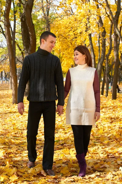 Pessoas românticas, feliz casal adulto caminhar no parque da cidade de outono, árvores com folhas amarelas, sol brilhante e emoções felizes, ternura e sentimentos — Fotografia de Stock