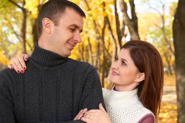 浪漫的人，成人对幸福的夫妇拥抱秋天的城市公园，树木与黄色的树叶、 灿烂的阳光和快乐的情绪、 温柔的感情 — 图库照片