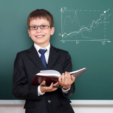 okullu çocuk kitap, kara tahta arka plan üzerinde çizim grafik ile klasik siyah takım elbise, eğitim kavramı giymiş