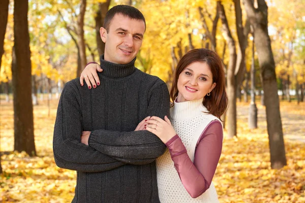 Pessoas românticas, casal adulto feliz abraçar no parque da cidade de outono, árvores com folhas amarelas, sol brilhante e emoções felizes, ternura e sentimentos — Fotografia de Stock