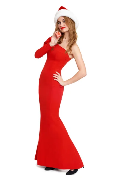 Hermosa chica en vestido rojo y sombrero de santa aislado sobre fondo blanco, concepto de vacaciones de Navidad, Mostrar pequeña caja de regalo — Foto de Stock