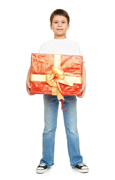 Enfant garçon avec boîte cadeau isolé sur fond blanc, concept de vacances — Photo