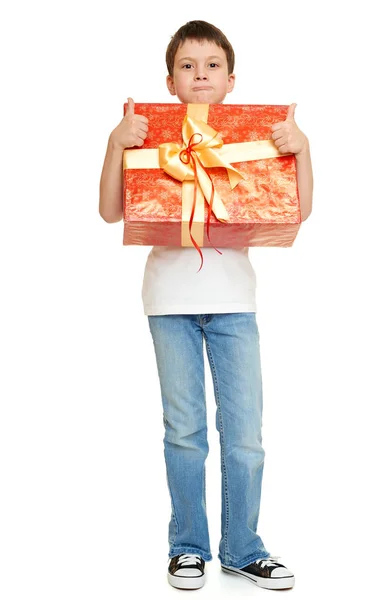 Παιδί αγόρι με κουτί δώρο που απομονώνονται σε λευκό φόντο, ιδέα Ενοικιαζόμενα — Φωτογραφία Αρχείου