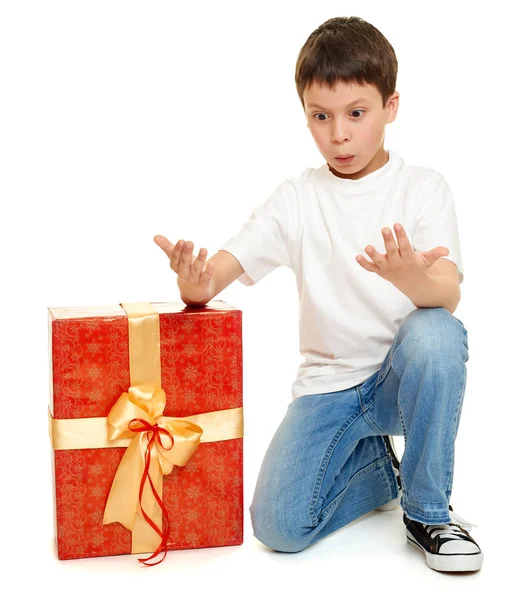 Enfant garçon avec boîte cadeau isolé sur fond blanc, concept de vacances — Photo