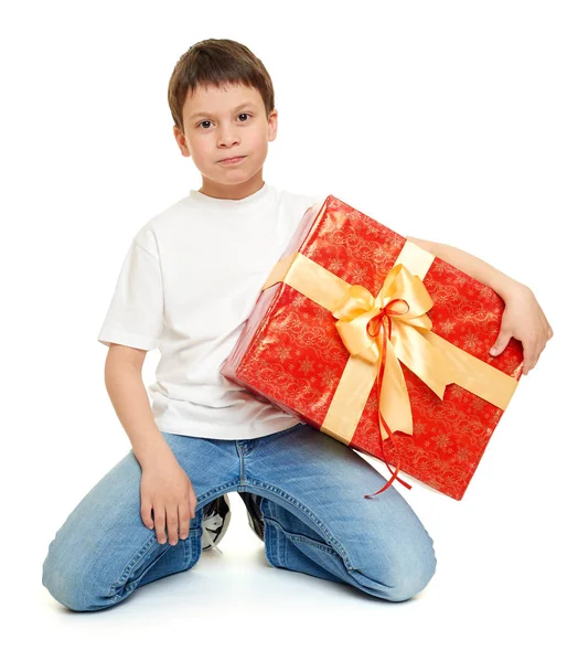 Enfant garçon avec boîte cadeau isolé sur fond blanc, concept de vacances — Photo