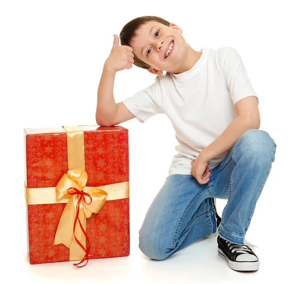 Παιδί αγόρι με κουτί δώρο που απομονώνονται σε λευκό φόντο, ιδέα Ενοικιαζόμενα — Φωτογραφία Αρχείου