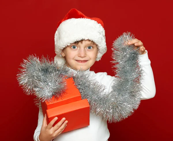 Портрет дівчини з подарунковою коробкою на червоній, різдвяній концепції свята — стокове фото