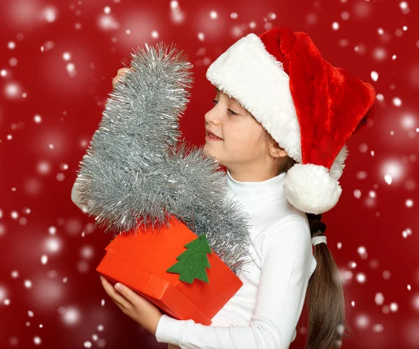 赤、クリスマス休暇の概念上のギフト ボックスで女の子子供肖像画 — ストック写真