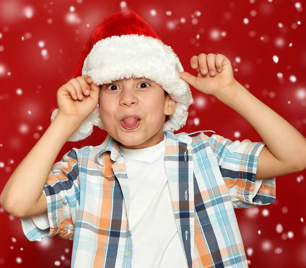 Αγόρι παιδί πορτρέτο κόκκινο, χειμερινές διακοπές έννοια — Φωτογραφία Αρχείου
