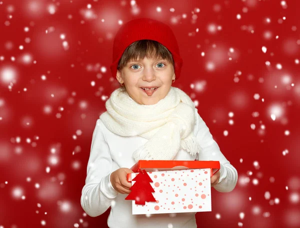 赤、冬の休日のコンセプトにギフト ボックス女の子子供肖像画 — ストック写真