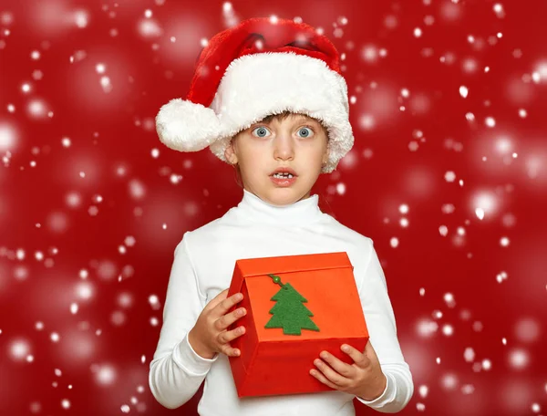 Κορίτσι παιδί κατακόρυφα με κιβώτιο δώρων κόκκινο, έννοια διακοπών Χριστουγέννων — Φωτογραφία Αρχείου