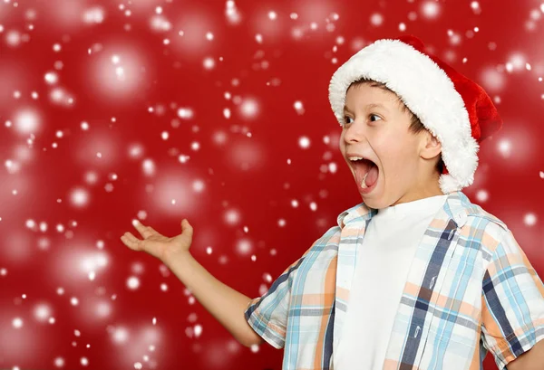 Niño niño retrato en sombrero de santa en rojo, divertirse y emociones, concepto de vacaciones de invierno —  Fotos de Stock
