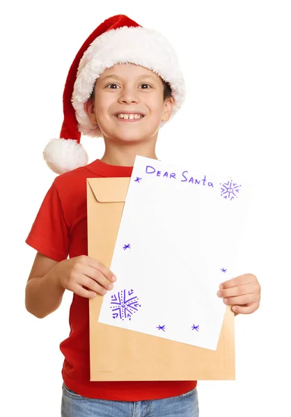 Kluk v červeném klobouku s dopis do santa - zimní dovolená vánoční koncepce — Stock fotografie