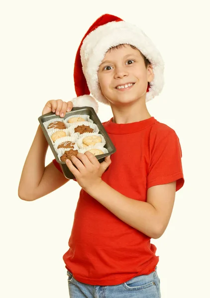 Αγόρι με τα cookies για Σάντα, χειμερινές διακοπές Χριστουγέννων έννοια, κίτρινο τονισμένο — Φωτογραφία Αρχείου