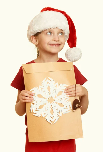 Το κορίτσι με το κόκκινο καπέλο με γράμμα στον Άγιο Βασίλη - χειμερινών διακοπών Χριστουγέννων έννοια, κίτρινο τονισμένο — Φωτογραφία Αρχείου