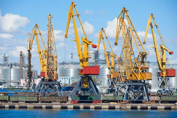 Endüstriyel deniz liman ve Vinçler, demiryolları, ambarlar — Stok fotoğraf