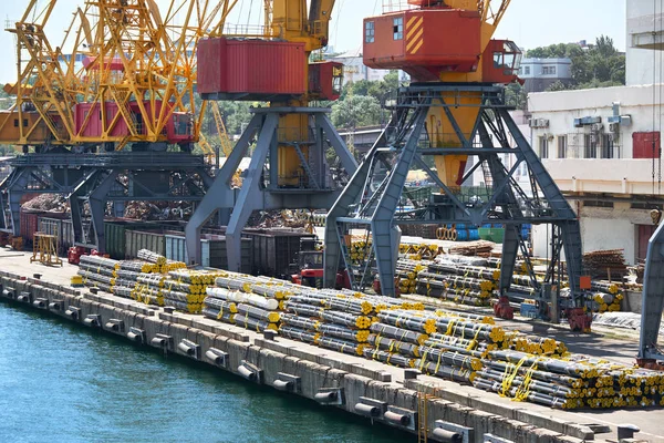 New pipes in the industrial port, cargo cranes and infrastructure — Stock Photo, Image