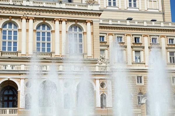 Fountain on palace exterior — Stock Photo, Image