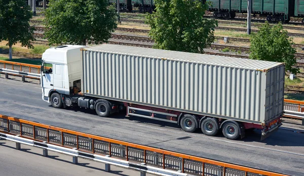 Caminhão na estrada, infra-estrutura industrial e ferroviária, transporte de carga, entrega e conceito de transporte — Fotografia de Stock