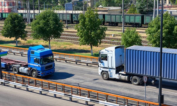 Vrachtwagen op weg in de zeehaven, industriële infrastructuur en spoorweg, vracht transport, levering en verzending concept — Stockfoto