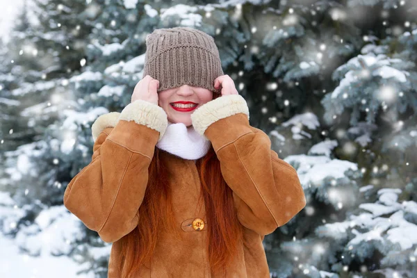 양 가죽 코트를 입고 겨울 야외, 눈 덮인 전나무 숲, 긴 붉은 머리에서에 아름 다운 여자 — 스톡 사진