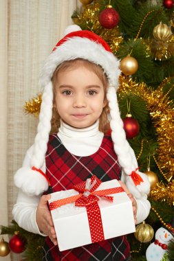 mutlu kız portre Noel dekorasyonu, kış tatil kavramı, süslü çam ağacı ve hediyeler