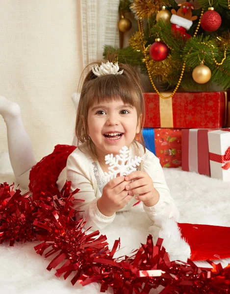 Портрет счастливой девушки в рождественском оформлении, концепция зимнего праздника, украшенная елка и подарки — стоковое фото