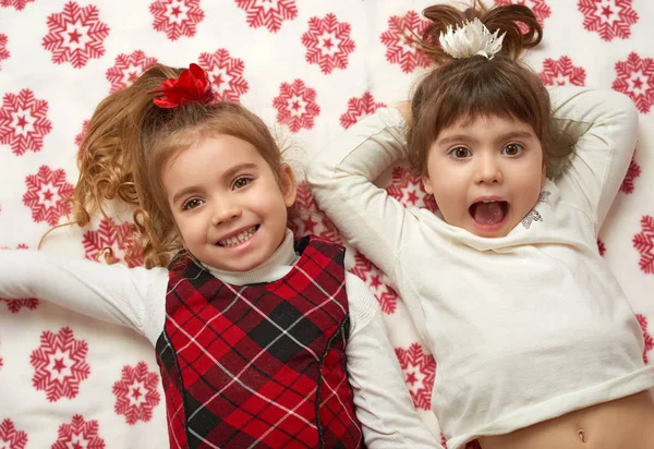 Портрет двух девушек, лежать на одеяле со снежинками, рождественский праздник концепции — стоковое фото